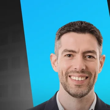 Prof. Gilmar Possati sorrindo, de terno