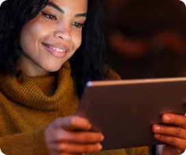 Aluna estudando pelo tablet com o plano da mentoria