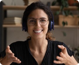 Especialista do time de suporte atendendo uma aluna